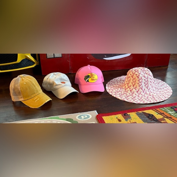 Bundle of 4 women’s hats. - Picture 1 of 8